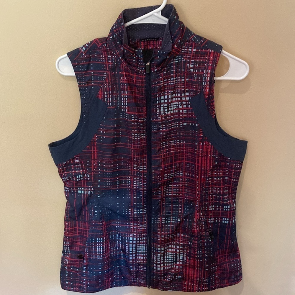 Women’s Brooks sleeveless running wind vest jacket in size medium